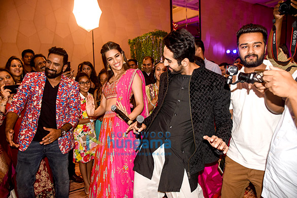 ayushmann khurrana and kriti sanon gatecrash a wedding to promote their film bareilly ki barfi 5
