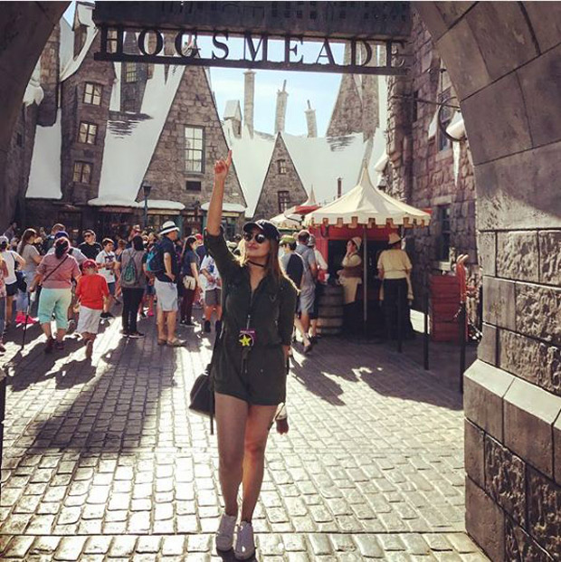 Check out Sonakshi Sinha brings out her inner child during her visit to Universal Studios-3