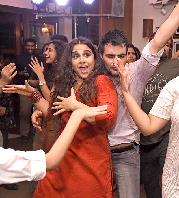 Check out Vidya Balan and Manav Kaul groove to 'Hawa Hawai' at Tumhari Sulu wrap up party (2)