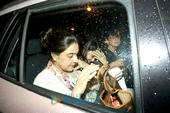 dimple kapadia and amrita singh snapped post dinner at bastian 5