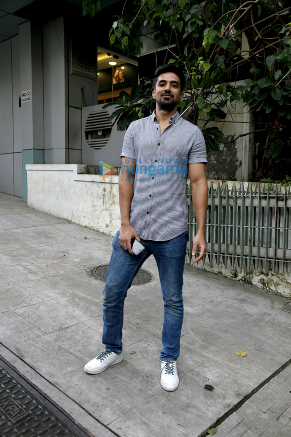 disha patani saqib saleem mira rajput snapped in bandra 02