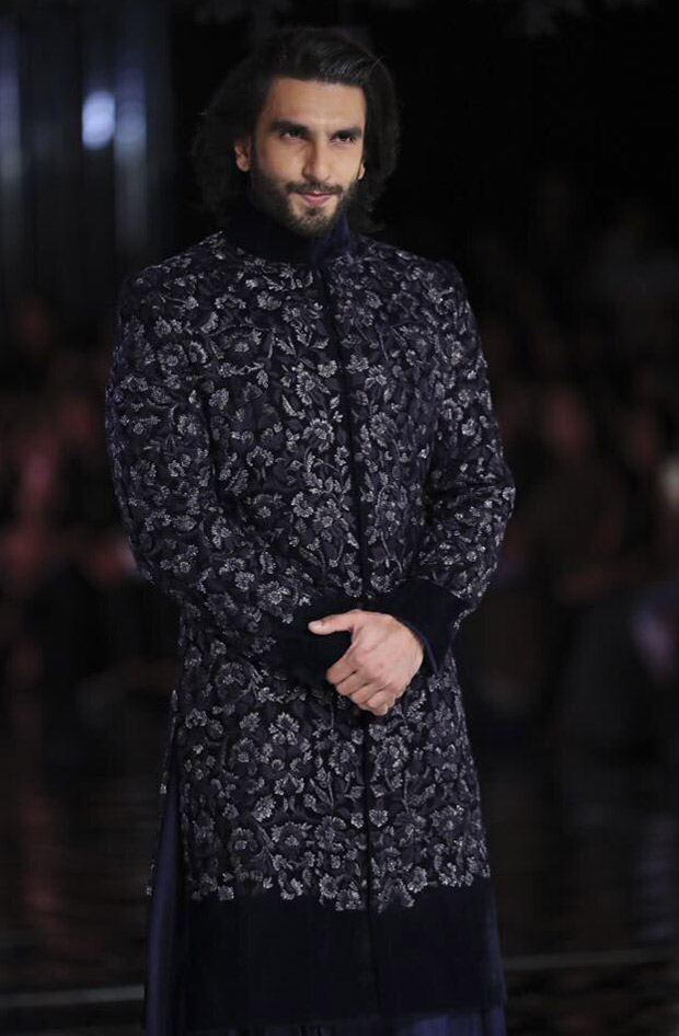 Gully Boy couple Ranveer Singh and Alia Bhatt stun as showstoppers for Manish Malhotra at India Couture Week 2017 (5)
