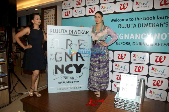 kareena unveils rujuta diwekar book on pregnancy notes 2