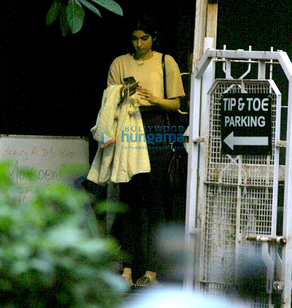 The beautiful Khushi Kapoor snapped post her salon session in Juhu The beautiful Khushi Kapoor snapped post her salon session in Juhu