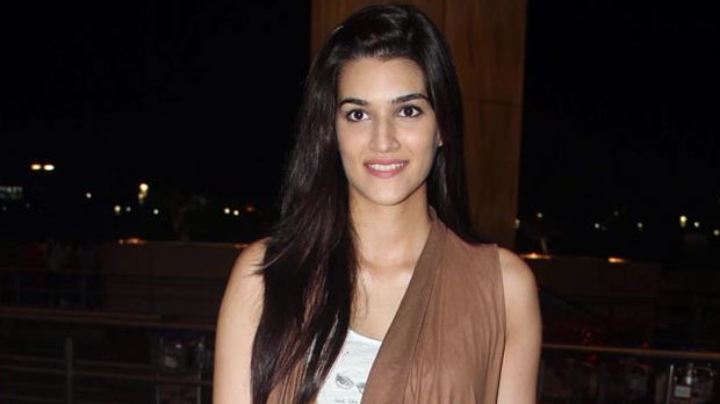 Kriti Sanon SPOTTED Leaving For IIFA New York 2017 Kriti Sanon SPOTTED Leaving For IIFA New York 2017