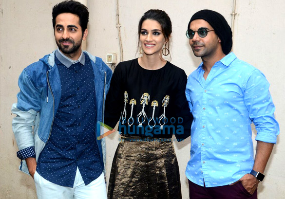 kriti sanon celebrates her birthday at bareilly ki barfi promotion with the cast and media 5
