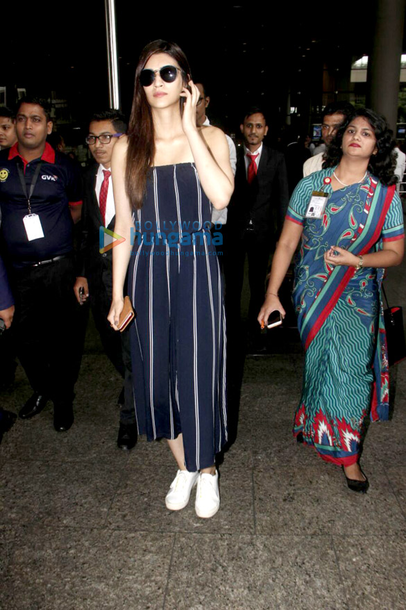 kriti sanon snapped while arriving from iifa 4