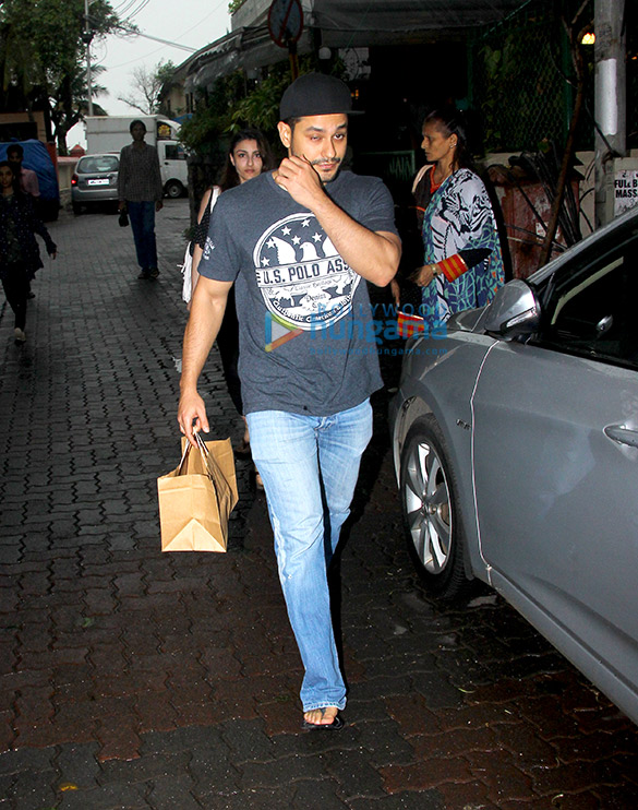 kunal khemu and soha ali khan spotted at a cafe in bandra 5