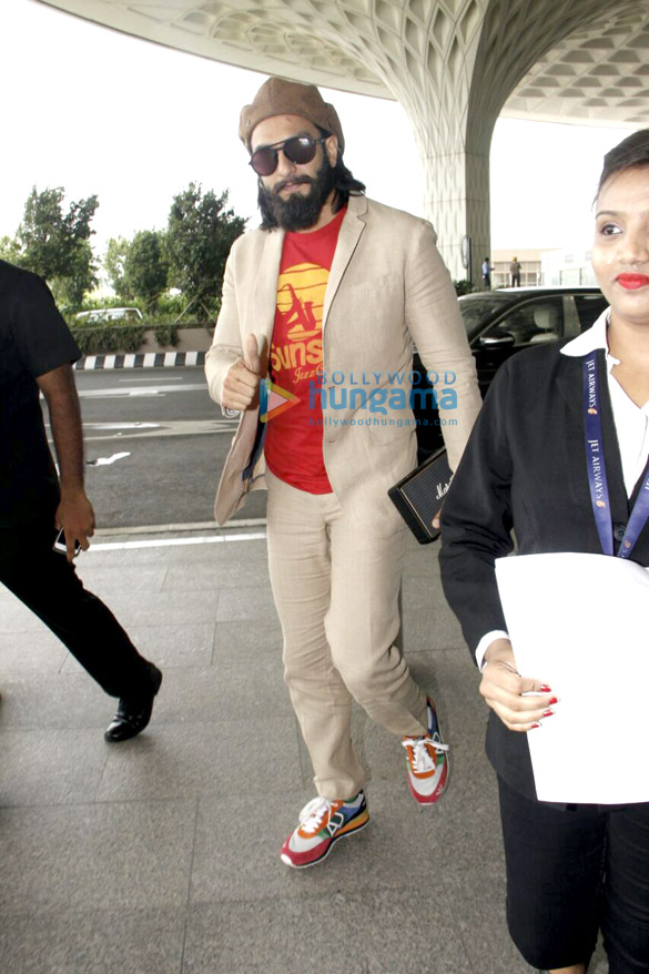 ranveer singh and urvashi rautela snapped at the airport 06