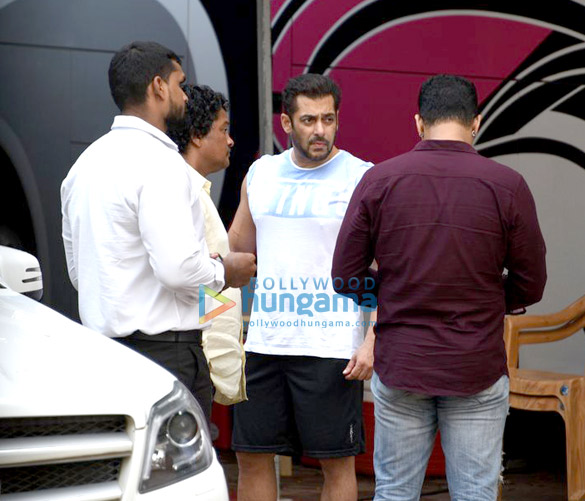 Salman Khan and Shah Rukh Khan snapped on the sets of Aanand. L. Rai’s untitled movie Salman Khan and Shah Rukh Khan snapped on the sets of Aanand. L. Rai’s untitled movie