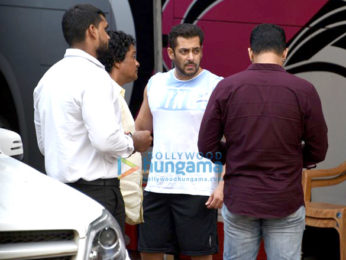 Salman Khan and Shah Rukh Khan snapped on the sets of Aanand. L. Rai's untitled movie