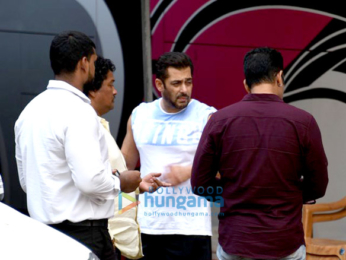 Salman Khan and Shah Rukh Khan snapped on the sets of Aanand. L. Rai's untitled movie