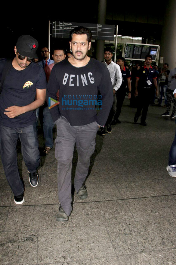 Salman Khan arrives from Morocco post ‘Tiger Zinda Hai’ shoot Salman Khan arrives from Morocco post ‘Tiger Zinda Hai’ shoot