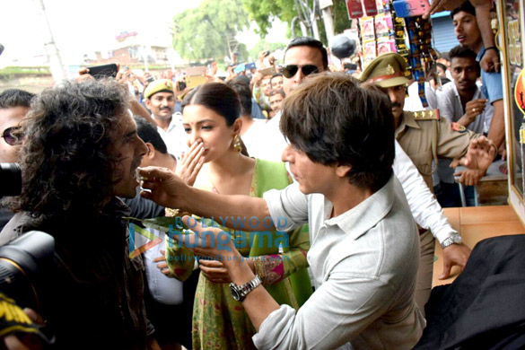 shah rukh khan anushka sharma and imtiaz ali promote their film jab harry met sejal in benaras 4