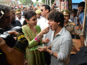 Check out: Shah Rukh Khan and Anushka Sharma relish Banarasi paan while promoting Jab Harry Met Sejal in Varanasi Check out: Shah Rukh Khan and Anushka Sharma relish Banarasi paan while promoting Jab Harry Met Sejal in Varanasi