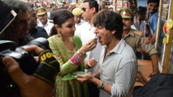 Check out: Shah Rukh Khan and Anushka Sharma relish Banarasi paan while promoting Jab Harry Met Sejal in Varanasi