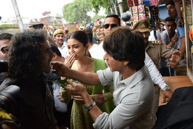 Shah-Rukh-Khan-and-Anushka-Sharma-relish-Banarasi-paan-while-promoting-Jab-Harry-Met-Sejal-in-Varanasi-04