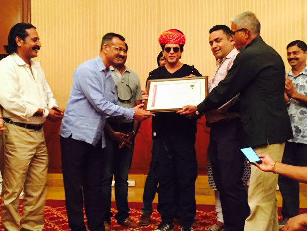 Shah Rukh Khan receives Honorary Membership from Jodhpur Guide Association