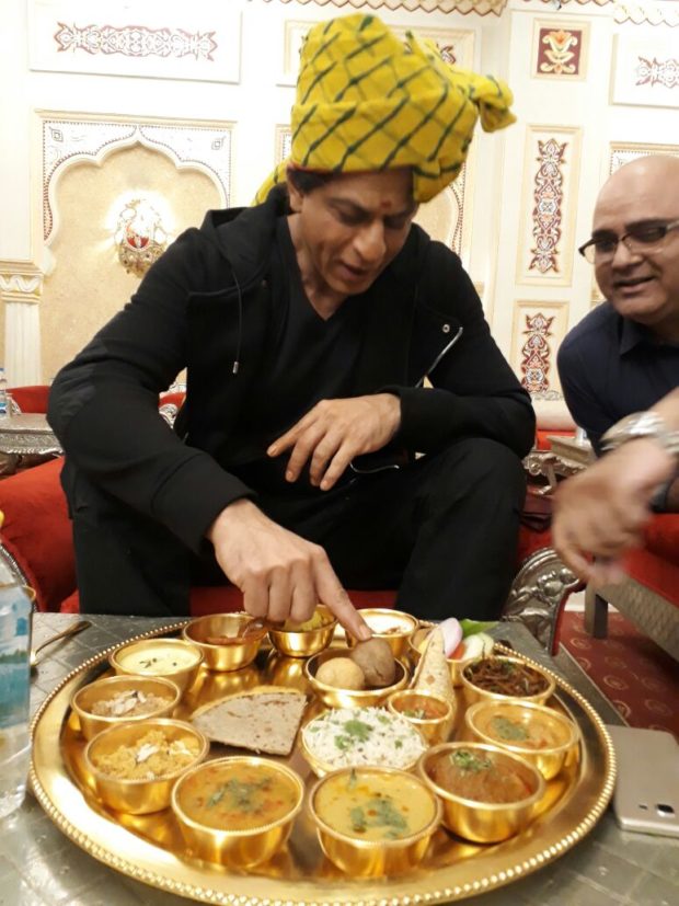 Shah Rukh Khan relishes Rajasthani1