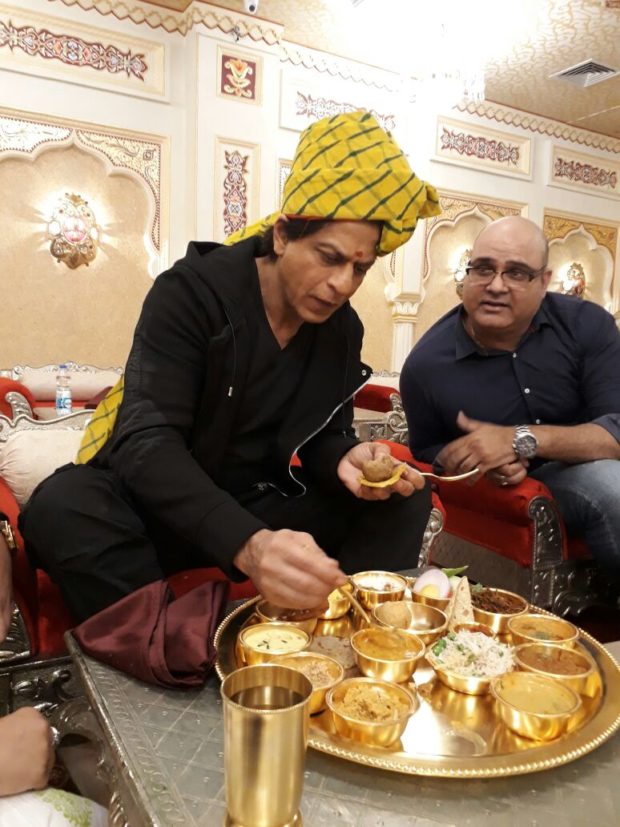 Shah Rukh Khan relishes Rajasthani2