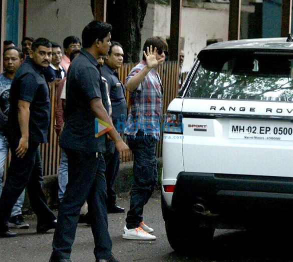 shah rukh khan snapped at filmcity 6