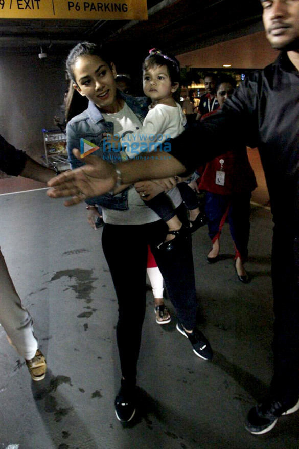 shahid kapoor drops in to pick up wife mira rajput and baby misha at mumbais t2 airport 4
