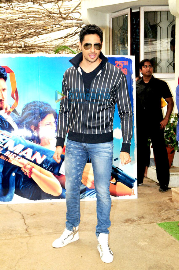 sidharth malhotra and jacqueline fernandez snapped at the trailer preview of a gentleman 2