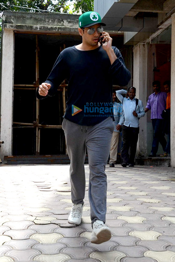 sidharth malhotra snapped in bandra 4 4