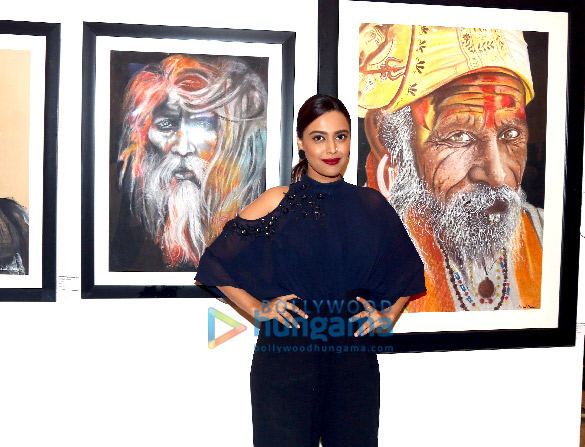 soha ali and others at bharat thakurs art exhibition 4