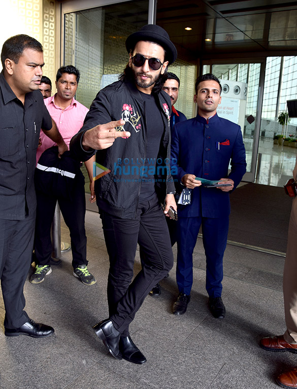 superstar ranveer singh snapped at international airport 6