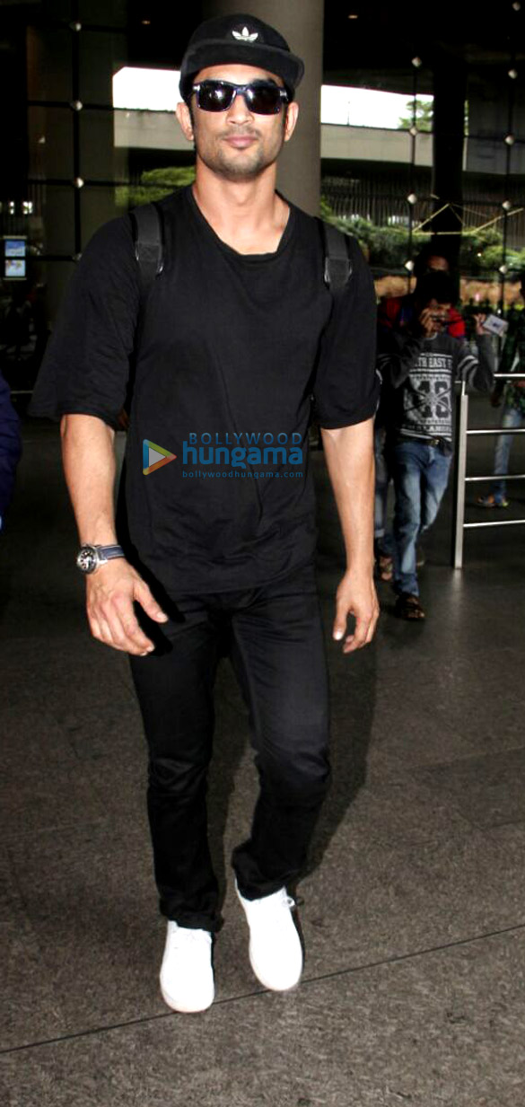 Sushant Singh Rajput and Kangna Ranaut snapped at the airport Sushant Singh Rajput and Kangna Ranaut snapped at the airport