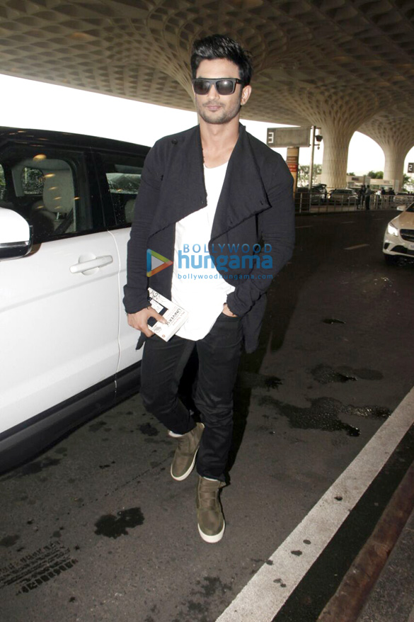 sushant singh rajput and kriti sanon snapped at the airport leaving to attend the iifa awards in new york 1