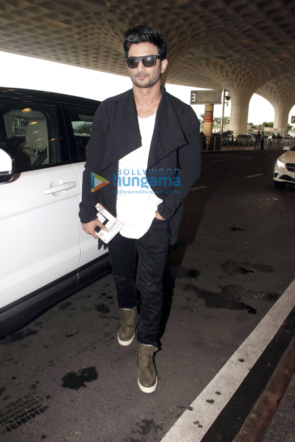 sushant singh rajput and kriti sanon snapped at the airport leaving to attend the iifa awards in new york 5
