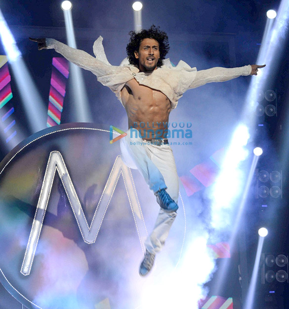 tiger shroff showcases his dance moves 4