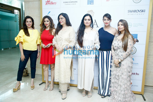 yesteryear divas zeenat aman padmini kolhapure and other celebs grace the jury round of nja awards 2017 1