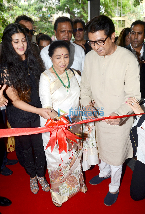 Asha Bhosle’s grand-daughter Zanai Bhosle turns enterpreneur with iAzure