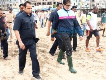 Amitabh Bachchan cleans Versova Beach and shows his support towards the cleanliness drive