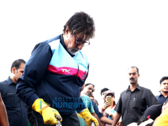 Amitabh Bachchan cleans Versova Beach and shows his support towards the cleanliness drive
