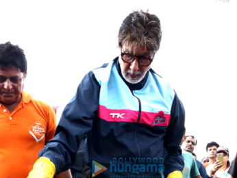 Amitabh Bachchan cleans Versova Beach and shows his support towards the cleanliness drive