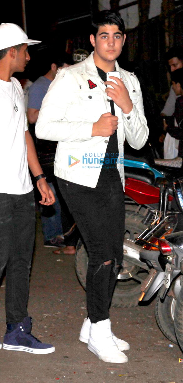 aarav kumar snapped with friends in khar 2