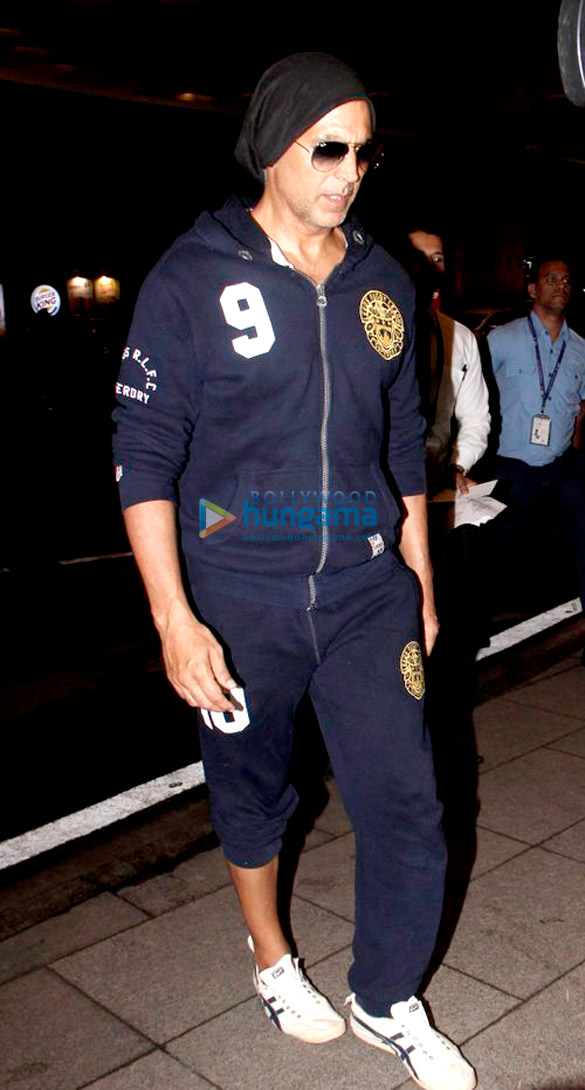 Akshay Kumar, Sushant Singh Rajput and Preity Zinta snapped at the airport Akshay Kumar, Sushant Singh Rajput and Preity Zinta snapped at the airport