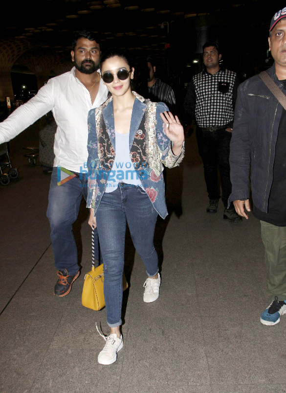 alia bhatt snapped at the airport 5