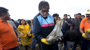 Amitabh Bachchan cleans Versova Beach and shows his support towards the cleanliness drive