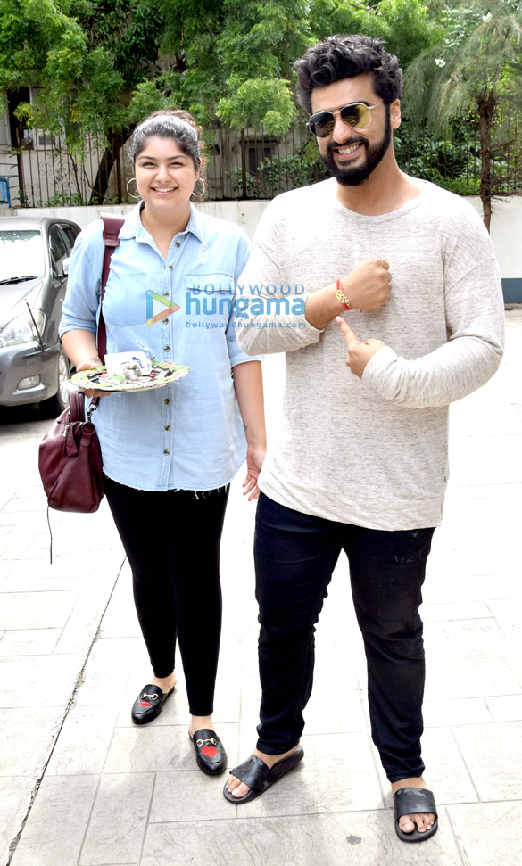 arjun kapoor anshula kapoor snapped post rakshabandhan celebrations at sanjay kapoors house 5