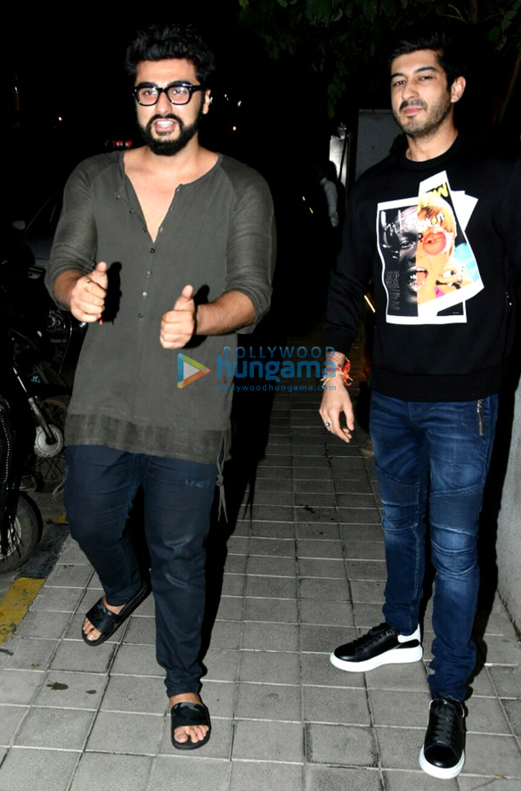 Arjun Kapoor, Mohit Marwah, Kunal Rawal and Aarti Shetty snapped post dinner in Bandra Arjun Kapoor, Mohit Marwah, Kunal Rawal and Aarti Shetty snapped post dinner in Bandra