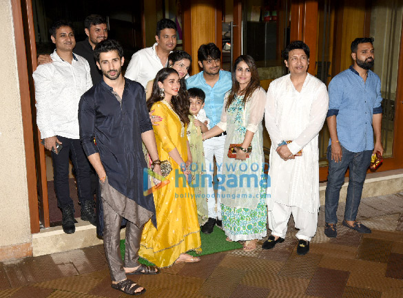 bollywood celebs visit sanjay dutts residence 2