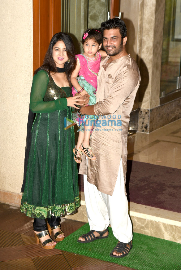 bollywood celebs visit sanjay dutts residence 7