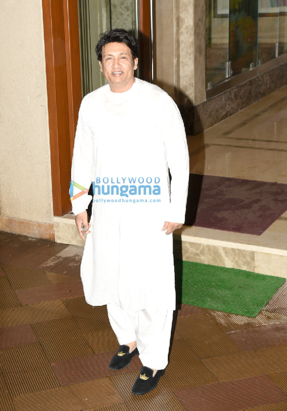 bollywood celebs visit sanjay dutts residence 8