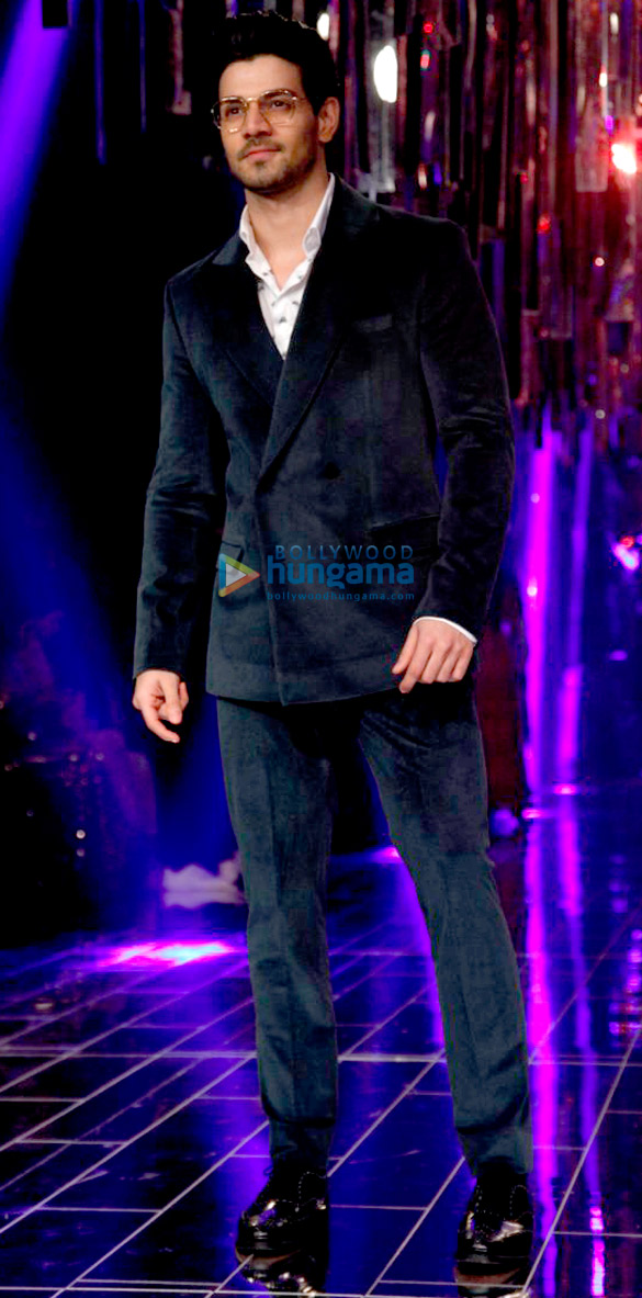 celebs grace manish malhotras show for lfw 2017 11