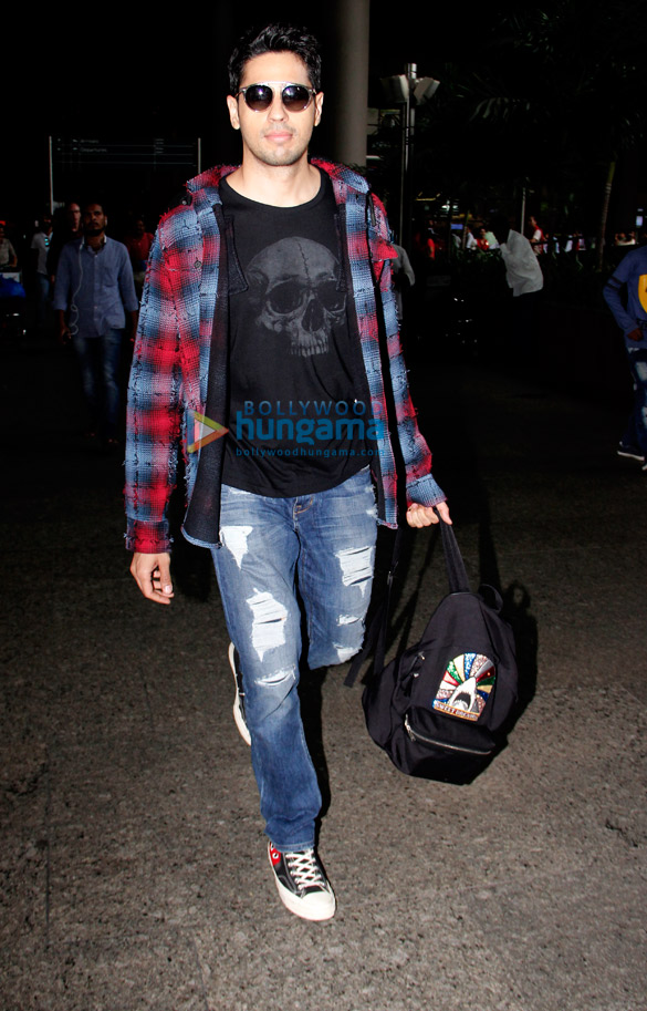 celebs snapped at the airport 1